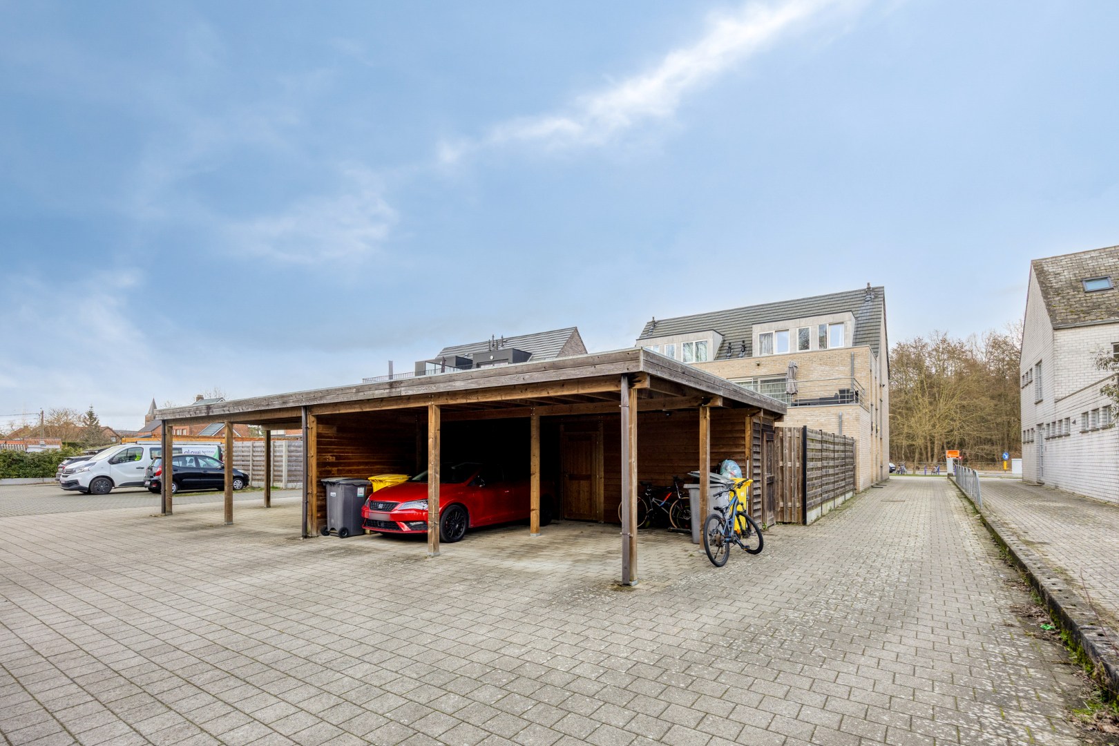 Kleinschalig appartementsgebouw bestaande uit 4 appartementen + 4 carports. - foto 3