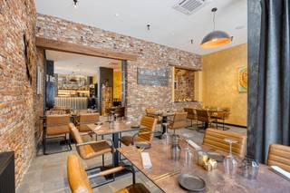 Prachtig authentiek pand met een gelijkvloerse commerciële ruimte (momenteel ingericht als restaurant) en twee ruime bovenliggende appartementen...