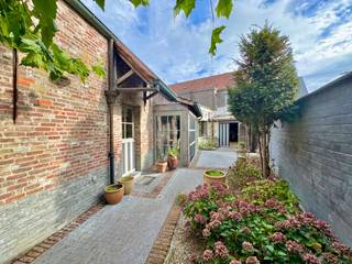 Ontdek deze veelzijdige eigendom met handelszaak en ruime woonst met idylische tuin, centraal gelegen in het hart van Oosteeklo ! Deze eigendom...