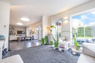 <p>Gelegen in een aangename residentiële wijk van Schepdaal, vlak bij de belangrijkste invalswegen, biedt deze prachtige villa uit 2009 royale volumes, hoogwaardige afwerking en uitstekende energieprestaties.</p>
<p>Gebouwd op een perceel van ±6,68 are met zuidgerichte tuin, is deze woning ideaal voor grote gezinnen of een vrij beroep. Modern comfort en performante uitrusting: vloerverwarming op gas, domotica, centraal stofzuigsysteem, 14 zonnepanelen en zonneboiler.</p>
<p>EPC A, 48 kWh/m²/jaar. Een uitzonderlijke eigendom die ruimte, comfort en energiezuinigheid perfect combineert. Absoluut te bezoeken!<br /><br /><span>Kelderverdieping: </span>Inkomhal ±12 m² - Garage ±22 m², momenteel ingericht als bureau - 4 grote kelders (±18 m² en 3 x ±13 m²) - 3 buitenstaanplaatsen</p>
<span>Gelijkvloers:</span><br />
<ul>
<li>Inkomhal ±8,5 m² met ingebouwde kasten - WC</li>
<li>Leefruimte ±67 m² met volledig uitgeruste keuken, airconditioning en TULIKIVI speksteenkachel (verwarming en kookfunctie)</li>
<li>Tegelvloer</li>
<li>Toegang tot terras en zuidgerichte tuin van ±2,7 are (tuinhuis)</li>
<li>Slaapkamer 1 ±12 m² met dressing ±8 m² en privatieve badkamer (bad, lavabo, douche, WC)</li>
</ul>
<span>1e verdieping:</span><br />
<ul>
<li>Overloop ±7 m², tegelvloer</li>
<li>Nachthal ±6 m², tegelvloer</li>
<li>Slaapkamer 2 ±16 m² met ingebouwde kasten, tegelvloer, airco</li>
<li>Slaapkamer 3 ±11 m², tegelvloer</li>
<li>Slaapkamer 4 ±16 m², tegelvloer, met privatieve douchekamer (douche, lavabo, WC)</li>
<li>Slaapkamer 5 ±14 m², tegelvloer, met privatieve douchekamer (douche, lavabo, WC)</li>
</ul>
<p><span>Zolder</span>: Slaapkamer 6 ±25 m², tegelvloer, airco + Technische ruimte met verwarmingsketel en boiler</p>