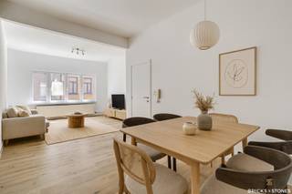 Ontdek dit prachtig gerenoveerde appartement op de eerste verdieping van een kleinschalig en verzorgd gebouw.<br /><br />De ruime leefruimte geniet van veel natuurlijke lichtinval en biedt alle comfort. Aansluitend bevindt zich de volledig nieuwe, moderne keuken, uitgerust met koelkast, vriezer en gasfornuis. Er is bovendien plaats voorzien voor een wasmachine of vaatwasser, zodat u over alle hedendaags comfort beschikt.<br /><br />De slaapkamer (ca. 15 m²) bevindt zich achteraan en beschikt over een en suite badkamer met douche in bad, toilet en stijlvol wastafelmeubel.<br /><br />Extra troeven zijn de privatieve kelderberging, het gunstige EPC en géén maandelijkse kosten.<br /><br />Dit appartement werd met veel zorg en oog voor detail volledig gerenoveerd, waardoor u zonder zorgen kan intrekken. Perfect als starterswoning, pied-à-terre of slimme investering!