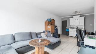 *BEZOEKMOMENTEN VOLZET**<br /> Immo3000 heeft een gezellig duplex appartement te huur in het centrum van Aarschot. Het lichtrijke appartement is gelegen op de 1ste verdieping. Het appartement beschikt aan de voorzijde over een grote leefruimte. Er is een aparte ingerichte keuken, een badkamer met bad/douche, lavabo en toilet en een kleine berging. Achteraan is een klein terras. Op de bovenverdieping bevinden zich 2 slaapkamers.<br />Er zijn geen maandelijkse gemeenschappelijke kosten.<br />De ligging is gunstig: op wandelafstand van winkels, scholen, horeca en andere voorzieningen. Op 4 minuten sta je op de Grote Markt van Aarschot. Het Cultureel Centrum Het Gasthuis ligt aan de overzijde van de straat. Het station van Aarschot ligt op 1,4 km (een kwartier stappen of 5 minuten fietsen).<br />Het appartement is beschikbaar vanaf 01/10/2026.<br /><br />Heb je interesse of ben je opzoek naar een gezellig appartement? Bel 016/60.30.00 voor meer info of de planning van een bezoek.