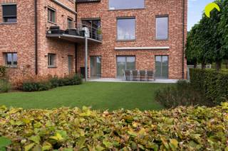 <p><span>À la recherche d'un logement exceptionnellement spacieux et rénové avec des matériaux de qualité, dans un emplacement unique?</span></p><p><span>Ce magnifique appartement de plain-pied allie espace, confort et tranquillité, avec une vue à couper le souffle sur le Schelde.</span></p><p><span>Le bien dispose de 3 chambres, de 2 salles de bains entièrement rénovées, d'un dressing aménagé et de 3 places de parking privées. Grâce aux 14 panneaux solaires, vous bénéficiez également d'un confort de vie économe en énergie.</span></p><p><span> </span></p><p><span>Agencement:</span></p><p><span> </span></p><p><span>Vous entrez dans un hall d'entrée spacieux avec WC visiteurs et une buanderie pratique équipée de placards intégrés.</span></p><p><span>La cuisine entièrement équipée offre tout le confort nécessaire et donne directement accès à la terrasse aménagée ainsi qu'au vaste jardin. Vous pourrez y profiter en toute tranquillité de la magnifique vue sur le Schelde.</span></p><p><span>Le séjour particulièrement spacieux bénéficie dune belle luminosité grâce aux grandes baies vitrées et constitue le cur idéal de cette habitation.</span></p><p><span>Les trois chambres sont dotées d'un chaleureux parquet. Les deux salles de bains élégantes ont été entièrement rénovées et bénéficient de finitions haut de gamme avec du mobilier sur mesure en Corian.</span></p><p><span>La première salle de bains dispose dune baignoire ainsi que d'une douche à l'italienne, tandis que la seconde est équipée dune spacieuse douche à l'italienne.</span></p><p><span>Un dressing entièrement aménagé offre un espace de rangement supplémentaire.</span></p><p><span> </span></p><p><span>Un emplacement véritablement unique: Les promenades et pistes cyclables le long du Schelde se trouvent littéralement devant la porte. L'arrêt du Waterbus est également situé à proximité.</span></p><p><span>Un emplacement idéal qui combine un environnement calme et verdoyant avec une excellente accessibilité.</span></p><p><span>La location à une société est possible!</span></p><p><span> </span></p><p><span>Informations utiles:</span></p><p><span> </span></p><p><span>· Disponibilité: immédiatement<br />· Garantie locative: 3 mois<br />· Charges communes: 80 (eau, entretien des parties communes et syndic inclus)<br />· État des lieux: 225 par partie<br />· PEB: 149 kWh/m² - label B</span></p><p><span> </span></p><p><span>Réservez votre visite EN LIGNE.</span></p><p><span>Rendez-vous sur le bien concerné sur notre site <span>www.habicom.be</span></span><span> et cliquez sur le bouton rose « PLANIFIER UNE VISITE ».</span></p><p><span>Choisissez le moment qui vous convient le mieux, complétez les coordonnées demandées et cliquez ensuite sur envoyer afin de confirmer votre rendez-vous.</span></p><p><span>Vous souhaitez connaître la valeur de votre habitation ? Faites gratuitement l'estimation sur <span>www.watismijnhuiswaard.be</span></span><span>.</span></p>