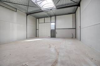 Nieuwbouw KMO-unit van ca. 180 m² in project Saturnus te Sint-Baafs-Vijve. Voorzieningen: - Parkeerplaats- Lichtstraat- Gepolierde betonvloer- Sectionale poort (ca. 4,5 m x 4 m)- Afzonderlijke toegangsdeurOplevering - Q2 2025Locatie:Gelegen vlakbij Waregem en slechts 10 minuten van de E17 (afrit Waregem)Bent u op zoek naar bedrijfvastgoed bestaande uit een magazijn te koop in de regio Wielsbeke? Aarzel dan zeker niet om ons te contacteren op het nummer 056 21 11 11.