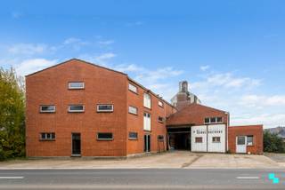 Dit karaktervol, voormalig industrieel gebouw is gelegen in een zone voor bedrijfsactiviteiten op een zuid georiënteerd perceel van 2006 m²...