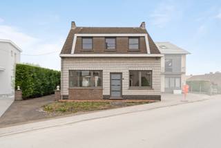 Ben je op zoek naar een deels te renoveren woning nabij het Dorp van Schellebelle? Zoek niet verder! Deze woning met 3 ruime slaapkamers, garage...