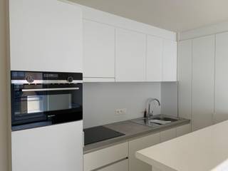 Dit ongemeubeld appartement werd recent volledig gerenoveerd: opnieuw behangen en geschilderd, nieuw laminaat, nieuwe badkamer, nieuwe toiletten,...