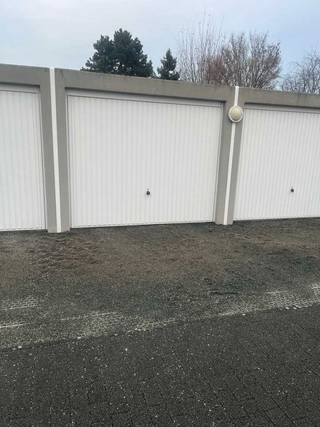 Garage gelegen in De Hullekenstraat 52 te Sint-Gillis Dendermondeoppervlakte 6,25m2 in beveiligd complex.Met afstandsbediening voor...