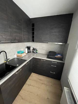 <p><span>Appartement moderne avec place de parking : entrée, salon avec cuisine ouverte moderne équipée : plaques de cuisson, hotte aspirante, four combiné, réfrigérateur, congélateur, lave-vaisselle.  Salle de bains avec douche et emplacement pour lave-linge, chambre avec placard intégré, place de parking. Charges communes : 50 euros/mois/sur décompte.  PEP C 295 kWh/m².  Disponible le 01/08/2026.  Pour plus d'informations ou pour une visite, appelez le 056.21.58.00 ou rendez-vous sur www.immo-lvb, accédez à la fiche du bien et prenez rendez-vous via l'agenda.</span></p>