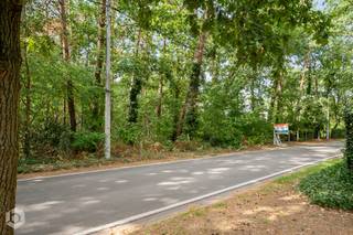 Op een bijzonder aantrekkelijke locatie in Keerbergen bevindt zich deze ruime bouwgrond van maar liefst 2.690 m². De grond is gelegen in een rustige, groene en bosrijke omgeving, omgeven door stijlvolle woningen en villa’s. De residentiële villabuurt biedt een aangename woonomgeving met veel privacy en ruimte. Keerbergen staat bovendien bekend om zijn groene karakter en uitstekende woonkwaliteit.<br /><br />Deze royale bouwgrond biedt de mogelijkheid om een vrijstaande woning te realiseren. Met een oppervlakte van 2.690 m² beschikt het perceel over bijzonder veel ruimte en biedt het tal van mogelijkheden voor wie droomt van een ruime gezinswoning of stijlvolle villa in een groene omgeving.<br />De combinatie van de perceeloppervlakte, de ligging in een residentiële villabuurt en het bosrijke karakter maakt dit een interessante opportuniteit voor wie op zoek is naar een uitzonderlijk bouwperceel. Hier kan een woning worden gerealiseerd die optimaal inspeelt op ruimte, rust, groen en privacy.<br /><br />Een unieke kans om uw toekomstige thuis te bouwen op een ruim perceel in één van de aantrekkelijke, groene woonomgevingen van Keerbergen.<br /><br />Voor informatie over dit bouwperceel kunt u contact opnemen met Bob Quirynen via 0476 09 84 85 of neemt u een kijkje op www.Boonstravastgoed.be.