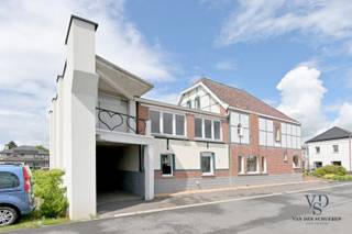 Deze gekende eigendom combineert ruimte en authenticiteit. <br />Het gelijkvloers beschikt over een stijlvolle inkom, een ruime leefruimte, keuken, en enige aanhorigheden. Er is eveneens een kelder aanwezig. <br />De verdieping huisvest een ruime badkamer en drie grote slaapkamers. Er is een vaste trap naar de zolderverdieping.<br />De woning staat vermeld in de inventaris bouwkundig erfgoed (provincie Oost-Vlaanderen).<br /><br />Dankzij de commerciële topligging zijn er talrijke mogelijkheden op vlak van wonen en werken.