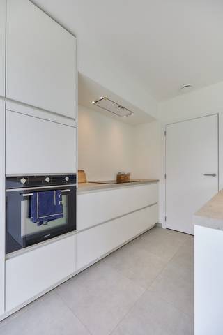 Op de grens van Roeselare en Hooglede, in de Simonne Brugghestraat, staan deze halfopen en gesloten nieuwbouwwoningen in een rustige en kindvriendelijke buurt. Ze charmeren met hun unieke nieuwbouwstijl, waarbij een goede bereikbaarheid en een groene omgeving perfect samenkomen. Je kunt gemakkelijk de autosnelweg nemen of het openbaar vervoer gebruiken. Bovendien geniet je van de nabijheid van ziekenhuizen, scholen, winkels en diverse recreatiemogelijkheden, waardoor het een ideale woonplek is voor zowel jong als oud.<br /><br /><strong>Troeven van deze woningen:</strong>
<ul>
	<li>Instapklare, energiezuinige woning;</li>
	<li>Vloerverwarming op het gelijkvloers in combinatie met het warmtenet;</li>
	<li>3 ruime slaapkamers;</li>
	<li>Badkamer uitgerust met een inloopdouche, bad en dubbel lavabomeubel;</li>
	<li>Zeer ruime inpandige garage met automatische sectionaalpoort en doorgang naar de tuin.</li>
</ul>
<br />Wil je meer informatie? Neem dan nu nog contact met ons op!
