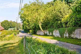 Deze prachtige bouwgrond van 2157m2 is prachtig gelegen, in één van de mooiste straten van Ronse, aan het Muziekbos, en genietend van een weids zicht. Geniet van alle rust en groen, unieke verzichten, en bouw uw eigen zuid-westgerichte villa naar smaak.UNIEKE KANS. Info: guido@immobeguin.be