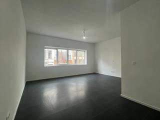 Opbrengstgebouw: gelegen voorkant Brederodestraat - achterkant Bestormingsstraat, dat grondig werd vernieuwd en opgesplitst in 3 appartementen. Gelijkvloers: 1 slaapkamer, 1 ste verdieping: 2 slaapkamers en 2de is een duplex met 3 slaapkamers en extra ruimte voor dressing of bureau. De nutsvoorzieningen, leidingen en technieken werden volledig aangepakt, met vloerverwarming als extra comfort.Elk appartement beschikt over aparte meters voor water, elektriciteit en gas, wat zorgt voor een vlotte en onafhankelijke verhuur.Voorzien van een gemeenschappelijk dakterras en fietsenbergingIdeaal als investering of opbrengsteigendom met verschillende verhuurmogelijkheden.Wil je jouw eigendom verkopen of zoek je een vastgoedmakelaar voor verhuur of beheer?Abricasa biedt persoonlijke begeleiding bij al uw vastgoedvragen, van begin tot eind.Leer ons kennen!Abricasa – Vastgoed voor generaties: Jouw vastgoedpartner
