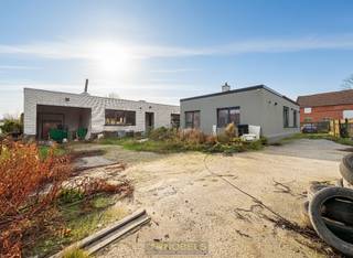 <br /><br /><strong>VERDER AF TE WERKEN OPEN BEBOUWING</strong> met <strong>SOLIDE BASIS</strong> in een rustige straat te Herzele. Dankzij <strong>RECENTE INVESTERINGEN</strong> is er reeds <strong>HOOGRENDEMENTSBEGLAZING</strong> geplaatst, werd het <strong>PLAT DAK GEÏSOLEERD</strong> en voorzien van <strong>ZONNEPANELEN</strong>  De woning beschikt over een gezellige leefruimte, een keuken met eethoek die verdere afwerking vereist, apart toilet, te renoveren badkamer en <strong>DRIE SLAAPKAMERS</strong>. De <strong>GARAGE</strong> biedt extra bergruimte en comfort. Buiten is er veel plaats, met <strong>MEERDERE BUITENBERGINGEN</strong> en de mogelijkheid voor <strong>RUIM TERRAS MET T</strong>uin. De ligging combineert <strong>RUST MET BEREIKBAARHEID</strong>, op korte afstand van lokale voorzieningen, scholen en <strong>VERBINDINGSWEGEN N46 &amp; N42</strong>.<br /><br />Adres: Veldstraat 11 te Herzele<br /><br />Geen renovatieplicht; P-score: A, G-score: A