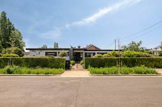 <p>Te koop: goed onderhouden te renoveren open bebouwing in Putte, op wandelafstand van het centrum en nabij openbaar vervoer en invalswegen.</p>
<p> </p>
<p>Deze woning uit 1967 biedt het comfort van volledig gelijkvloers wonen, ideaal voor wie gemak en toegankelijkheid zoekt. Dankzij de gunstige ligging geniet u van een rustige omgeving met alle voorzieningen binnen handbereik op wandelafstand van het centrum van Putte. Het huis is netjes onderhouden en klaar voor nieuwe bewoners die de charme van deze locatie willen ervaren.</p>
<p> </p>
<p>Belangrijkste ruimtes:<br />• Woonkamer met aangename lichtinval<br />• Eetkamer aansluitend op de woonkamer<br />• Keuken met dubbele spoelbak, vaatwasser, koelkast, oven, kookplaat en ingemaakte kasten<br />• Twee slaapkamers (met mogelijkheid tot maken van een derde)<br />• Badkamer met inloopdouche en dubbele wastafel in meubel<br />• Apart toilet<br />• Berging met aansluiting voor wasmachine en droogkast, ingemaakte kasten<br />• Garage</p>
<p> </p>
<p>Troeven:<br />• Gunstige ligging op wandelafstand van centrum Putte<br />• Goed onderhouden woning op gelijkvloers<br />• Gezellige buitenruimte</p>
<p> </p>
<p>Neem vandaag nog contact op met je ERA-makelaar voor een bezoek.</p>
<p> </p>
<p>JOUW DROOMHUIS. ZO GEVONDEN!</p>