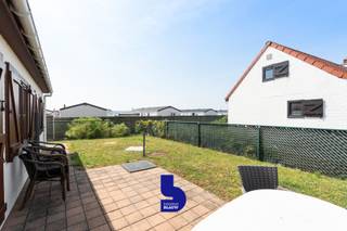 Gezellig vakantiehuis met 3 slaapkamers nabij de duinen in Oostende. <br /><br />Bent u op zoek naar een sfeervol vakantiehuis aan de Belgische kust? Deze charmante woning, gelegen in de Duinestraat in Oostende, bevindt zich op een uitstekende locatie, op wandelafstand van de duinen en op korte afstand van het strand.<br /><br />Het vakantiehuis beschikt over drie ruime slaapkamers, waardoor er voldoende plaats is voor het hele gezin of om gasten te ontvangen. Daarnaast is er een aangename badkamer met toilet en nog een apart gastentoilet.<br />De lichtrijke leefruimte creëert een warme en uitnodigende sfeer, terwijl de aanpalende praktische keuken alle comfort biedt voor een zorgeloos verblijf.<br /><br />Buiten geniet u van een aangename, onderhoudsvriendelijke tuin, de ideale plek om te ontspannen na een dag aan zee of gezellig te tafelen in de buitenlucht. <br /><br />Bij het huis hoort ook een private staanplaats.<br /><br />Dankzij de rustige ligging, dicht bij de duinen, het strand, winkels, restaurants en het openbaar vervoer, is dit de perfecte uitvalsbasis om volop te genieten van alles wat Oostende te bieden heeft. Ideaal als tweede verblijf, gezinsvakantiewoning of als interessante investering voor vakantieverhuur.<br /><br />Troeven:
<ul>
	<li>Rustige ligging in de Duinestraat te Oostende</li>
	<li>Op wandelafstand van de duinen en het strand</li>
	<li>3 volwaardige slaapkamers</li>
	<li>Aparte badkamer</li>
	<li>Gezellige tuin</li>
	<li>Ideaal als tweede verblijf of investering</li>
	<li>Vlotte bereikbaarheid en nabij alle voorzieningen</li>
	<li>Private staanplaats</li>
</ul>
<br />Een ideale plek om te genieten van rust, natuur en de zee, het hele jaar door.