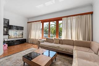 <p>Charmante gesloten woning in Merksem, rustig gelegen nabij scholen, openbaar vervoer en belangrijke invalswegen.<br /><br />Deze gezinswoning combineert een praktische indeling met een aangename woonomgeving en een royale tuin van 100 m². Dankzij de dubbele oprit en de ruime garage behoren parkeerproblemen hier tot het verleden en beschik je over voldoende plaats voor meerdere wagens, fietsen of extra opslagruimte. De grote tuin vormt een heerlijke plek om te ontspannen, te spelen of gezellig te tafelen met familie en vrienden. Bovendien woon je hier in een rustige straat met winkels, scholen, openbaar vervoer en dagelijkse voorzieningen binnen handbereik. Een ideale woning voor wie comfortabel wil wonen.<br /><br />Belangrijkste ruimtes:<br />• Inkomhal<br />• Ruime woonkamer met aangename lichtinval<br />• Oprit en garage met aansluiting voor wasmachine en droogkast<br />• Twee bergingen ideaal als extra opslagruimte<br />• Apart toilet<br />• 3 volwaardige slaapkamers<br />• Tuin van 100m² met veel ruimte om te genieten van het buitenleven<br /><br />Troeven:<br />• Dubbele oprit en ruime garage met veel parkeermogelijkheden<br />• Ideale woning voor je gezin<br />• Centrale ligging nabij scholen, openbaar vervoer, park en invalswegen<br /><br />Neem vandaag nog contact op met je ERA-makelaar voor een bezoek. JOUW DROOMHUIS. ZO GEVONDEN!</p>