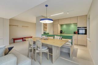 Située au centre de Sint-Idesbald, dans une rue latérale de la Strandlaan, nous trouvons cette spacieuse villa avec 2 entités à vendre. Les deux...