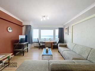 Cet appartement spacieux de 3 chambres à coucher est situé au premier étage de la résidence parfaitement entretenue Marana, située sur la digue d'Ostende. L'appartement dispose d'un salon spacieux avec une vue magnifique sur la mer. La cuisine semi