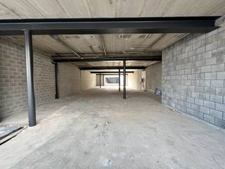 Dit commercieel gelijkvloers, geschikt voor kantoor of dienstverlenende activiteiten, bevindt zich op een uiterst gunstige en zichtbare locatie in Kapellen, op een steenworp van het centrum van Stabroek en Putte. De handelsruimte beschikt over een bruikbare vloeroppervlakte van ca. 175 m². Dankzij de gevelbreedte van 7 meter geniet je zaak van een uitstekende visibiliteit in het straatbeeld. De grote raampartijen aan de achterzijde zorgen bovendien voor veel natuurlijke lichtinval en geven uit op een aangename buitenruimte. Het gelijkvloers wordt aangeboden in casco toestand, waardoor je de unit volledig naar eigen wens en noden kan inrichten. Ideaal voor kantoorruimte, vrij beroep of dienstverlenende activiteiten. Interesse? Aarzel niet om ons te contacteren voor een bezoek ter plaatse of een afspraak op kantoor.