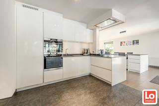 Op een rustige locatie bevindt zich deze ruime, prachtig afgewerkte en instapklare villa.<br /><br />Via de inkomhal komt u in de leefruimte, waar u meteen aangenaam wordt verrast door de overvloedige lichtinval dankzij de grote glaspartijen.<br />Links bevindt zich een ruimte die is ingericht als bureau, in rechtstreeks contact met de keuken. De grote, moderne leef-keuken vormt het centrale hart van de woning en is uitgerust met een eiland, ideaal om zowel aan te tafelen als te ontbijten.<br />Aansluitend aan de keuken vindt u een aparte berging en wasplaats, die bijzonder functioneel zijn ingericht. Verder in de woning is er een aparte eetruimte met aansluitend een zitgedeelte, badend in het licht en met een mooi zicht op de tuin. Vanuit de zithoek geniet u ’s avonds zowel van de gezellige houtkachel als van het uitzicht op het zwembad en de perfect aangelegde tuin.<br />Op het gelijkvloers bevindt zich tevens een slaapkamer, die ook perfect kan dienen als bureau of multifunctionele ruimte.<br /><br />Op de verdieping zijn er drie slaapkamers, waaronder een master slaapkamer met ingemaakte kasten en twee kinderkamers. De badkamer is uitgerust met dubbel lavabomeubel, toilet en inloopdouche.<br /><br />Buiten vormt het terras met aluminium overkapping met screens een absolute meerwaarde, waardoor u gedurende vele maanden van de tuin kunt genieten. Het zwembad en de prachtige poolhouse met sanitair en sauna maken deze eigendom helemaal compleet.<br />Rechts van de woning bereikt u via de carport de vrijstaande garage.<br /><br />De woning is bovendien uitgerust met zonnepanelen incl. certificaten. De woning is elektrisch verwarmd en kan mits installatie van een lucht/lucht warmtepomp onmiddellijk een EPC label B verkrijgen!<br /><br />Kortom: een perfect onderhouden en ruime woning met alle comfort, gelegen in het gegeerde Lochristi.<br /><br />Wilt u deze prachtige woning bezoeken op zaterdag 02 mei enkel via deze link: https://calendly.com/loimmo/bezoekmoment-dahlialaan6<br /> 
