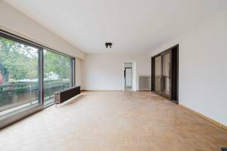 Ben jij op zoek naar een ruim appartement met 3 slaapkamers in het centrum van Eine? Gevonden!<br /><br />De vlot bereikbare ligging, de grote en lichtrijke ruimtes, het lange terras en de mogelijkheid om een garagebox aan te kopen zijn maar enkele van de vele troeven die we hier terugvinden!<br /><br />INDELING:<br /><br />Je komt het appartement binnen via de ruime inkomhal. Van hieruit heb je toegang tot de lichtrijke living met aansluitend het lange terras. Verder beschikt het appartement over een ruime keuken, drie volwaardige slaapkamers, een badkamer, een praktische wasplaats en een apart toilet.<br /><br />BERGING:<br />Het appartement beschikt bovendien over een ondergrondse berging, ideaal voor extra opslagruimte.<br /><br />GARAGEBOX:<br />Er is mogelijkheid tot aankoop van een handige garagebox voor €15.000.<br /><br />Lijkt dit ruime appartement wel iets voor jou? Aarzel dan zeker niet en contacteer ons vandaag nog om een bezoek in te plannen!