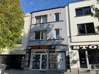 In de stadrand van Aalst, nabij scholen en volle centrum deze goed gelegen multifuctionele handelsruimte<br />130 m2 benutbare oppervlakte<br />Sanitair aanwezig<br /><br /><span>✅ Horeca toegestaan</span>