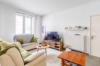 In deze <strong>rustige residentie, gelegen in het centrum van Sint-Niklaas</strong>, bevindt zich dit aangename en ruime appartement met <strong>één slaapkamer.</strong><br /><br />Bij het binnenkomen betreedt u de<strong> lichtrijke woonkamer,</strong> die dankzij de grote lichtinval een aangenaam gevoel van ruimte biedt. De woonkamer beschikt bovendien over een praktische <strong>inbouwkast. </strong>De keuken is volledig uitgerust met de nodige toestellen. Aansluitend is er een ruime berging, ideaal voor extra opbergruimte.<br />Het appartement beschikt over <strong>één ruime slaapkamer en een comfortabele badkamer</strong> met inloopdouche en lavabo. Daarnaast is er een afzonderlijk toilet.<br /><br />Dankzij de <strong>aanwezige verlichting en gordijnen</strong> is het appartement volledig instapklaar en kan u er meteen uw nieuwe thuis van maken.<br />Hoewel het appartement niet over een privéterras beschikt, kunnen bewoners gebruikmaken van de<strong> aangename gemeenschappelijke tuin van de residentie, </strong>een fijne plek om in alle rust te genieten. Op verdieping -1 beschikt het appartement bovendien over een <strong>eigen autostaanplaats.<br /><br />Huurprijs: € 850/maand</strong> (inclusief onkosten en autostaanplaats)<br />Het appartement is energiezuinig en beschikt over aparte tellers voor water, gas en elektriciteit. <br />Beschikbaar vanaf <strong>1 november 2026.</strong><br /><br /><strong>Een bezoek is uitsluitend mogelijk na afspraak, via e-mail op cvg@claves.be of telefonisch via 03/502.98.74.</strong>