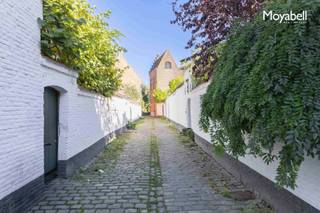 Dit exclusief herenhuis is gelegen in het Sint-Elisabeth Begijnhof, een van de beste woonplaatsen in Gent. Deze historische woning werd recent gerenoveerd met gebruik van hoogstaande materialen en met veel respect voor de authentieke elementen.Via de inkomhal krijgt men toegang tot een royale living van ca. 120 m2 met vloerverwarming, open haard en aparte bureau. De overal aanwezige grote glaspartijen en open ruimtes zorgen voor een spectaculaire lichtinval in deze luxueuze woning van 335 m2. De op maat gemaakte open "Miele" keuken met aansluitend terras, is het kloppend hart van het pand en de verzamelpunt van het gezin. Op de bovenste verdieping, toegankelijk via de authentieke trap, treft men de master bedroom en design badkamer van ca. 70 m2 groot. Het gezellig en ommuurd groot terras biedt de nodige privacy om te genieten in alle rust van de zonnige dagen in het gezelschap van vrienden en familie. Een unieke kans om te vertoeven in een luxueuze en moderne woning in het middeleeuwse centrum van Gent. EPC 237 kWh/m2 UC: 1061683. Gvg, Vkr, Wche, Gvv, Gdv