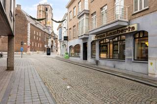 Ruim handelsgelijkvloers met 2 ingangen en grote voorgevel.Dit handelsgelijkvloers bevindt zich op de Diesterstraat in het centrum van Sint-Truiden...