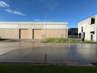 Het magazijn met een oppervlakte van 842 m² beschikt over een vrije hoogte van 6 meter en is uitgerust met een polybetonvloer en een sectionale...