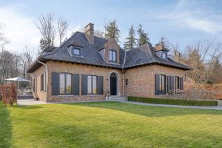 <p><span>Luxueuze villa met 6 slaapkamers.</span></p><p><span>Indeling: </span></p><p><span>Gelijkvloers: ruime inkomhal, woonkamer (60m²) met inbouwhaard en toegang tot het zonneterras. Volledig ingerichte keuken met ontbijthoek en toegang tot de tuin (en zonneterras).</span></p><p><span>2 slaapkamers, momenteel ingericht als logeerkamer en bureau. Badkamer met inloopdouche en dubbele wastafel, afzonderlijk wc.</span></p><p><span> </span></p><p><span>1ste verdiep: nachthal, 4 slaapkamers (26m²,19m²,12m² &amp;10m²) waarvan 1 ingericht als dressing, badkamer met ligbad, dubbele wastafe en wc.</span></p><p><span> </span></p><p><span>2de verdiep: geïsoleerde zolder met trektrap.</span></p><p><span> </span></p><p><span>De woning is volledig onderkelderd en  ingericht als een dubbele garage met sectionale poort, wasplaats, stockage en hobbyruimte (en stookruimte/technische ruimte).</span></p><p><span>De omheinde tuin is  voorzien van een elektrische poort</span></p><p><span>De woning werd volledig gerenoveerd na 2010 (cv 2010, ramen 2021, elektriciteit,...)</span></p><p><span>Regenwaterput van 5.000liter.</span></p><p><span>De woning is gelegen aan het  Bois de Strihoux op 3min van de gemeentelijke Basisschool Bierghes, Bakkerij &amp; Intermarché, op 4 min van de Colruyt.</span></p><p><span>Op 4km van de Ring, 10km van Halle centrum op 6km van het treinstation in Edingen..</span></p><p><span>Mogelijk 3% registratierechten!</span></p><p><span> </span></p><p><span> </span></p>