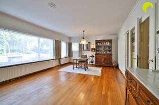 <p><span>Dit verzorgd 2-slaapkamer appartement met tuin én garagebox, is gelegen in de Drabstraat, vlakbij fort 4. Ook de sporthal, de Colruyt, fitness en openbaar vervoer zijn vlakbij.<br /><br /></span></p><p><span>Via de inkomhal hebben we vooraan de verzorgde living, eetplaats op parket met veel lichtinval, dankzij de grote raampartijen. De kwalitatieve keuken werd enkele jaren geleden vernieuwd en is voorzien van alle comfort.</span></p><p><span>De badkamer is voorzien van een douche, wastafel, toilet en aansluiting voor wasmachine. Achteraan 2 slaapkamers op blokjesparket. Via de kleinste slaapkamer hebben we doorgang naar het overdekte terras en de fijne, rustige tuin.</span></p><p><span>Er is ook een zijdeur dit toegang geeft naar de ingang van de garages, handig bij het laden en lossen van boodschappen. Er zijn ook 2 bergingen in de kelder gelegen.</span></p><p><span> </span></p><p><span>Troeven:</span></p><p><span> </span></p><p><span>. klein gebouw - geen maandelijkse kosten (enkel blokpolis)</span></p><p><span>. aparte meters voor water, gas en elektriciteit</span></p><p><span>. gelijkvloers met tuin en garagebox</span></p><p><span> </span></p><p><span>Is dit verzorgd 2-slpk. appartement met tuintje en garagebox, vlakbij fort 4 binnenkort de uwe?</span></p><p><span> </span></p><p><span>EPC: 321 kWh/m²j</span></p><p><span>Oppervlakte volgens meting EPC</span></p><p><span>P-score: C - G-score: A</span></p><p><span> </span></p><p><span>Voor een bezoek ter plaatse: 03 449 42 41 - hallo@habicom.be.</span></p><p><span>Benieuwd naar de waarde van uw woning? Check het gratis op www.watismijnhuiswaard.be</span></p><p><span> </span></p>
