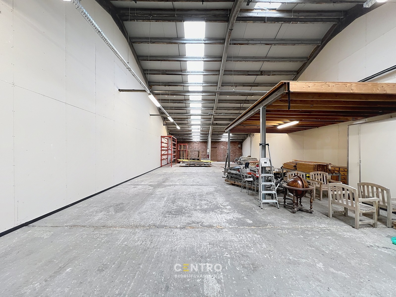 Magazijn van 315m² met mezzanine vlak bij de RING van Poperinge ! - foto 5