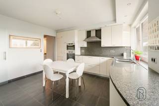 Ruim en verzorgd appartement met 3 slaapkamers, terras, garage en lift, gelegen in een aangename en vlot bereikbare omgeving. Dit...
