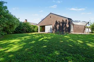 Deze stevig gebouwde vrijstaande woning in Merchtem biedt een uitstekende basis voor wie op zoek is naar een woning met ruimte, potentieel en een bijzonder gunstige ligging nabij Brussel.<br /><br />Het grote voordeel van deze woning is de praktische indeling, waarbij het volledige leefgedeelte zich op het gelijkvloers bevindt. De huidige indeling is perfect bruikbaar als basis en biedt tegelijk heel wat mogelijkheden om de woning volledig naar eigen smaak en hedendaagse woonwensen te renoveren.<br /><br />Een absolute troef is het mooie uitzicht. Vanuit de leefruimtes geniet u van een aangenaam en groen zicht, wat zorgt voor een gevoel van rust en privacy.<br />De woning is te renoveren, maar beschikt reeds over een vernieuwd dak.<br /><br />Daarnaast is de ligging bijzonder interessant. Dankzij de nabijheid van belangrijke uitvalswegen zijn omliggende gemeenten en steden vlot bereikbaar.<br /><br />Werd uw interesse geprikkeld en wens je meer informatie of een bezoek ter plaatse? contacteer Peggy: 0478/37.00.82 of peggy@berno.be