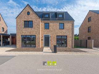 <span><strong>VRIJSTAANDE WONING MET 4 SLAAPKAMERS OP EEN PERCEEL VAN 4A 67CA TE MAASEIK <br /><br />TROEVEN<br /></strong>- Instapklare woning met een zeer ruime bewoonbare oppervlakte.<br /><span>- Woning afgewerkt met hoogwaardige en kwalitatieve materialen (binnendeuren, keuken, inbouwkasten, ...).<br />- Moderne keuken met eiland en apparatuur.<br /></span>- 4 slaapkamers en 2 badkamers.<br /><span>- Gunstige ligging in een doodlopende straat en kort bij de Nederlandse grens.</span><br /><span>- EPC-label A: energiezuinige woning!</span><br /><span>- Voorzien van zonnepanelen en airco.</span><br /><span>- Volledig omheind.<br />- Zuidgerichte tuin met overdekt terras en zwembad.</span><br /><strong><br />GELIJKVLOERS 00 (91,55 m²)<br /></strong>- Inkomhal (0,92 m x 1,74 m + 1,10 m x 2,74 m = 4,61 m²): tegelvloer.<br />- Woonkamer 1 (1,50 m x 1,50 m + 4,87 m x 5,01 m = 26,64 m²): tegel- en parketvloer.</span><br /><span>- Keuken (3,88 m x 3,55 m = 13,77 m²): keukenwand (onderkasten, bovenkasten, lades, oven, microgolfoven koelkast en vaatwasser), keukeneiland (inductiekookplaat, dampkap, werkblad en spoelbak), tegel- en parketvloer.</span><br /><span>- Toilet (1,74 m x 1,09 m = 1,89 m²): hangtoilet, spoelbakje, tegelvloer.</span><br /><span>- Wasplaats (2,55 m x 3,37 m = 8,59 m²): onderkasten, bovenkast, spoelbak, aansluiting wasmachine en droogkast, tegelvloer.<br />- Eetkamer (3,88 m x 3,55 m = 13,77 m²): tegel- en parketvloer.<br />- Woonkamer 2 (6,35 m x 3,51 m = 22,28 m²): tegelvloer.</span><br /><br /><span><strong>VERDIEPING</strong> <strong>+01 (98,54 m²)</strong></span><br /><span>- Overloop (2,74 m x 1,00 m + 1,60 m x 4,72 m = 10,29 m²): trap naar de tweede verdieping, tegelvloer.<br />- Badkamer 1 (3,51 m x 2,88 m = 10,10 m²): <span>dubbele lavabo met onderkast en spiegel met verlichting, ligbad, inloopdouche, </span>tegelvloer.<br />- Slaapkamer 1 (1,20 m x 0,60 m + 8,42 m x 3,51 m = 30,27 m²): PVC laminaatvloer.<br />- Slaapkamer 2 (1,90 m x 2,68 m + 4,87 m x 2,95 m = 19,45 m²): inloopdressing, PVC laminaatvloer.<br />- Slaapkamer 3 (2,68 m x 1,89 m + 1,00 m x 1,39 m + 2,89 m x 4,87 m = 20,52 m²): inloopdressing, PVC laminaatvloer.<br />- Badkamer 2 (2,89 m x 2,74 m = 7,91 m²): <span>dubbele lavabo met onderkast en spiegel met verlichting, ligbad, t</span>egelvloer.<br /><br /><strong>VERDIEPING</strong> <strong>+02 (53,87 m²)</strong><br /></span><span>- Slaapkamer 4 (4,60 m x 6,66 m = 30,63 m²): PVC laminaatvloer.<br /></span><span>- Berging (1,60 m x 2,74 m + 3,56 m x 5,30 m = 23,24 m²): PVC laminaatvloer.</span><br /><br /><span><strong>EXTERIEUR</strong></span><br /><span>- Volledig omheind.<strong><br /></strong>- Carport aanwezig.<br />- <span>Zuidgerichte tuin met overdekt terras en zwembad.</span><br /><br /><strong>ZONNEPANELEN</strong><br />- 15 zonnepanelen.<br />- In de verkoopprijs zit het volledige zonnepanelensysteem begrepen (zonnepanelen, omvormer, collectoren e.a. toebehoren).<br /><br />Bekijkt u deze advertentie via een aanverwante vastgoedsite, surf dan zeker naar onze website <strong>www.N78vastgoed.be</strong> voor een uitgebreide beschrijving en foto's. <strong>Meer info: +32 (0)89 86 18 88 of info@N78vastgoed.be.</strong></span>