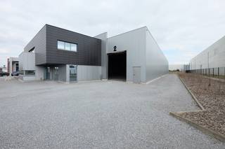 Ontdek deze instapklare en uitstekend uitgeruste bedrijfsruimte van 1.263 m², gelegen op een toplocatie aan de Lichtenberglaan 2077. Deze eigentijdse hal met een hoogte van 5,8 meter biedt alle faciliteiten voor een efficiënte en comfortabele werkomgeving.<br /><br />De ruimte is voorzien van twee grote sectionaalpoorten die zorgen voor een vlotte toegang en logistieke afhandeling. Dankzij de zonnepanelen is het gebouw energiezuinig, terwijl drijfkracht aanwezig is voor industriële toepassingen. In de kantoren geniet u van airconditioning én een palletkachel, wat bijdraagt aan een aangenaam werkklimaat het hele jaar door.<br />De kantoorruimte is bijzonder praktisch ingedeeld en voorzien van glazen wanden, wat zorgt voor een open en overzichtelijk gevoel, zonder in te boeten aan akoestisch comfort. Hierdoor blijft het visuele contact behouden, terwijl geluidsoverlast tot een minimum beperkt wordt. Op de bovenverdieping vinden we moderne sanitaire voorzieningen, hier kan men gebruikmaken de volledig uitgeruste keuken, ideaal voor lunchpauzes of vergaderingen.<br /><br />Verder zijn er 10 privéstaanplaatsen vlak voor de deur. De ligging garandeert bovendien een zeer vlotte bereikbaarheid, zowel voor personeel, klanten als leveranciers.<br /><br />Bent u op zoek naar een future-proof locatie voor uw onderneming? Aarzel dan niet om ons te contacteren. <br /><br /><br />*Verhuur onder BTW-tarief, deze is niet inbegrepen in de prijs*