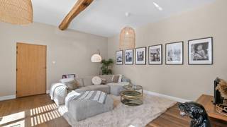 <strong>Karaktervolle woning met ziel én comfort – 413 m² puur woonplezier</strong><br /><br />Welkom in deze prachtige, met zorg gerenoveerde woning waar charme en hedendaags comfort hand in hand gaan. Met maar liefst 413 m² woonoppervlakte geniet je hier van ruimte, licht en een warme, authentieke sfeer. Elk detail werd met oog voor kwaliteit en karakter uitgewerkt - een plek waar je je meteen thuis voelt. Authentieke elementen zoals massieve houten deuren en mooie balken zorgen voor een tijdloze uitstraling, terwijl moderne accenten het wooncomfort naar een hoger niveau tillen.<br /><br /><u>Rustig wonen, centraal gelegen</u><br />Hier geniet je van rust, privacy en groen, zonder in te boeten op bereikbaarheid. De zuidgerichte tuin en grote raampartijen laten het daglicht rijkelijk binnenstromen, wat zorgt voor een aangename, open sfeer in huis.<br />Maasmechelen onderscheidt zich door een gevarieerd en internationaal culinair aanbod. Van traditionele Europese gerechten tot mediterrane, Aziatische en Midden-Oosterse invloeden: er is voor ieder wat wils. <br />De woning is bijzonder gunstig gelegen en biedt een uitstekende bereikbaarheid. Op nog geen 5 minuten rijden bevindt u zich al bij de op- en afrit van de autosnelweg richting Antwerpen / Brussel / Nederland.<br />Daarnaast ligt ook Maastricht Aachen Airport op slechts 15 minuten rijden, wat extra comfort biedt voor zowel zakelijke verplaatsingen als vakanties.<br /><br /><u>Een indeling om van te houden</u><br />De inkomhal met vestiaire en gastentoilet verwelkomt je meteen in stijl. Verder vind je een gezellige tv-hoek, een ruime eetkamer en een leefkeuken waar koken en samenzijn centraal staan. De praktische bijkeuken en de charmante gewelfde kelder maken het geheel compleet.<br />Via dubbele deuren stap je zo de tuin in – ideaal voor lange zomeravonden. Het bijgebouw biedt ruimte voor een garage en extra opslag, en de elektrische poorten zorgen voor extra comfort.<br /><br />Op de eerste verdieping bevinden zich vier ruime slaapkamers, een thuiskantoor en een stijlvolle badkamer met plaats voor een dressing.<br />De tweede verdieping is een echte bonus: een grote open ruimte met extra badkamer en voorzieningen voor een keuken en wasruimte. Perfect als slaapkamer, studio, praktijkruimte of andere creative invulling.<br /><br /><u>Buiten genieten, het hele jaar door</u><br />De volledig omheinde, zuidgerichte tuin is een heerlijke plek om tot rust te komen. Met duurzame materialen, sfeervolle verlichting en praktische aansluitingen is alles voorzien om hier elk seizoen van te genieten.<br /><br /><u>Keuken & badkamers: stijlvol en praktisch</u><br />De maatwerkkeuken vormt het hart van de woning en straalt warme, landelijke elegantie uit. Met kwaliteitsvolle toestellen van Smeg en Bosch wordt koken hier een plezier, terwijl de open verbinding met eetruimte en terras zorgt voor een gezellige, levendige sfeer.<br /><br />De drie badkamers zijn afgewerkt met kwalitatieve materialen; inloopdouches en een vrijstaand bad – perfect om even helemaal te ontspannen.<br />Doorheen de woning zorgen maatkasten, natuursteen, keramische tegels en visgraatparket voor een stijlvolle en harmonieuze afwerking.<br /><br /><u>Een plek om verliefd op te worden</u><br />Zoek je een woning met karakter, ruimte en een hoog wooncomfort? Dan is dit een unieke kans. Een huis waar alles klopt – en waar je elke dag opnieuw graag thuiskomt.<br /><br />Wens jij deze parel te bezichtigen? Aarzel niet en neem contact met ons op, we staan voor je klaar!<br />Tel.: 0032 497 84 48 80<br />E-mail: info@caenenvastgoed.be<br /><br />Tot binnenkort!<br />