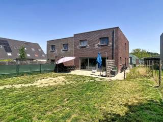 <p>Ben je op zoek naar een instapklare woning te huur in Oud-Heverlee met 4 slaapkamers, een tuin en voldoende parkeergelegenheid? Dan is deze ruime gezinswoning zeker een bezoek waard.</p><p></p><p>Je komt binnen via een ruime inkomhal die meteen een aangenaam gevoel van ruimte creëert. Op het gelijkvloers vind je een praktische berging met aansluitingen voor een wasmachine en droogkast, een gastentoilet en een lichtrijke leefruimte met open keuken. Dankzij de open indeling vormen de leefruimte en keuken een gezellige plek waar je comfortabel kan wonen, koken en genieten met familie en vrienden.</p><p></p><p>Op de eerste verdieping bevinden zich vier ruime slaapkamers die flexibel kunnen worden ingericht als slaap-, werk- of hobbykamer. Daarnaast is er een badkamer, een apart toilet en een extra berging die voor bijkomende opbergruimte zorgt.</p><p></p><p>De tuin met terras vormt een aangename buitenruimte waar je kan genieten van rust en privacy. Voor de woning is er parkeergelegenheid voor twee wagens en bovendien is er de mogelijkheid om een laadpunt voor een elektrische wagen te installeren.</p><p></p><p>Deze woning combineert ruimte, comfort en een praktische indeling op een rustige locatie in Oud-Heverlee. Dankzij de vlotte bereikbaarheid en de aangename woonomgeving is dit een ideale woning voor wie comfortabel wil wonen. Neem gerust contact op voor meer informatie of plan een bezoek via www.living-stone.be en ontdek zelf alle troeven van deze instapklare woning.</p>