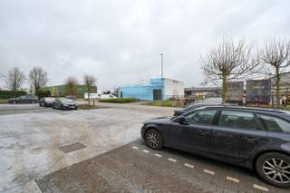 Loods te huur in het industriepark SCHATTING - De loods is voorzien van een sectionaal automatische poort en een inkomdeur met groot raam...