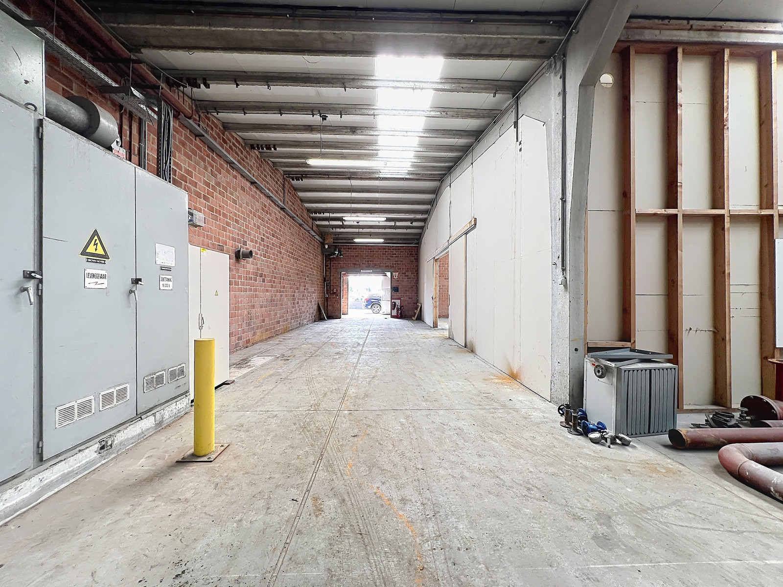 Baanwinkel voor bedrijf (productie, opslag, techniek, recreatie) met bijkomende verkoop naast Lecot, Basic-Fit, Hopsiepops, Eldi, Van Haaren,... vlak bij de RING aan de Poort tot Poperinge ! - foto 5