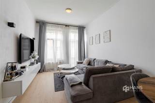 <p><span>2e verdieping vooraan</span></p><p><span>Energiezuinig appartement (59 m²) met 1 slaapkamer in Antwerpen (2060).</span></p><p><span>In de Lange Lobroekstraat woon je in een opkomende buurt nabij Park Spoor Noord en de Slachthuissite. Winkels, supermarkten en andere voorzieningen zijn vlot bereikbaar en ook aan openbaar vervoer is er geen gebrek. Met de fiets sta je bovendien in een mum van tijd in het centrum. Dankzij de nabijheid van belangrijke invalswegen is ook de verbinding met de wagen uitstekend.</span></p><p><span>Het appartement bevindt zich vooraan op de tweede verdieping van een kleinschalig gebouw en heeft een bewoonbare oppervlakte van circa 59 m². Het gebouw werd in 2008 volledig gerenoveerd en het appartement behaalt een gunstige EPC-score B en beschikt over conforme elektriciteit. Er zijn aparte meters aanwezig en de vaste kosten blijven met slechts €25 per maand bijzonder beperkt.</span></p><p><span>Je komt binnen in de hal, die toegang geeft tot een apart toilet en een praktische bergkast. Aan je linkerkant ga je de open leefruimte met open keuken binnen, samen goed voor circa 27 m². Dankzij de grote raampartijen aan de voorzijde geniet de ruimte van veel natuurlijk licht. </span></p><p><span>Verder beschikt het appartement over een volwaardige slaapkamer van 13 m². De badkamer van circa 3 m² is uitgerust met een ligbad/douche en lavabomeubel.</span></p><p><span>Een praktisch ingedeeld en energiezuinig appartement met lage vaste kosten op een centrale locatie in Antwerpen. Ideaal als eerste eigen woonst of als investering!</span></p><p><span>Bewoonbare opp. 59 m² ref.: bruto vloeropp. EPC. Voor meer info of een gratis schatting surf naar </span><span><span>www.hansimmo.be</span></span></p><p><span> </span></p>