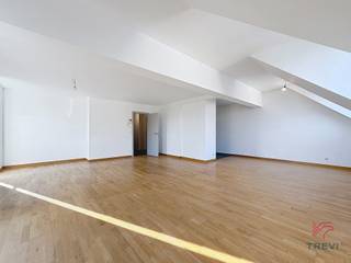 <p><strong>ANDERLECHT, rustige woonwijk vlak bij het openbaar vervoer, winkels, restaurants en groenvoorzieningen. Mooie en ruime duplex met een woonoppervlakte van ± 157 m². Het bestaat uit een mooie leefruimte van ± 48 m², een halfingerichte keuken, een doucheruimte + toilet, een badkamer met douche, 1 apart toilet, 4 slaapkamers (waarvan één met eigen badkamer), een wasruimte, een kelder en een parkeerplaats voor 100 €/maand (VERPLICHT). PERFECT VOOR EEN WOONGEMEENSCHAP. Direct beschikbaar! Vaste kosten: 100 €/maand (gemeenschappelijk). EPC: F 54 kg CO²/(m²,jaar)*. Afmetingen ter indicatie.</strong></p>
<p></p>
<p><b><u>Op de 5<sup>e</sup> verdieping</u></b></p>
<ul>
<li>Grote inkomhal, met opbergruimte.</li>
<li>Aparte wc</li>
<li>Woonkamer van ± 48 m² met toegang tot een balkon van ± 7 m² op het westen</li>
<li>Halfingerichte open keuken (oven, kookplaat, afzuigkap, koelkast, kleine vriezer en ruimte voor vaatwasser)</li>
<li>Wasruimte met aansluitingen voor wasmachine en droger</li>
<li>Slaapkamer 1: ± 26 m² (5,32 x 4,90 m) met toegang tot het balkon en aangrenzende badkamer, met douche en dubbele wastafel.</li>
</ul>
<p><b><u>Op de 6<sup>e</sup> verdieping</u></b></p>
<ul>
<li>Slaapgedeelte</li>
<li>Doucheruimte met toilet</li>
<li>Slaapkamer 2: ± 16 m² (4,15 x 3,69 m)</li>
<li>Slaapkamer 3: ± 13,5 m² (6,94 x 2,05 m)</li>
<li>Slaapkamer 4: ± 18 m² (2,50 x 6,74 m)</li>
</ul>
<p>Kelder nr. 408 op -1</p>
<p>Parkeerplaats voor 100 €/maand <b>VERPLICHT</b></p>
<p>Vaste kosten 100 €/maand (gemeenschappelijk)</p>