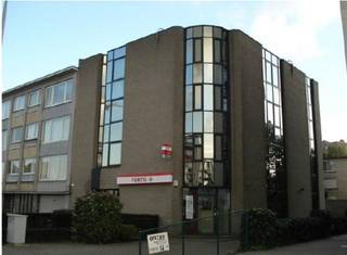 <span><span><b>KANTOORGEBOUW (650M<strong>²)</strong> MET PARKING GELEGEN AAN DE BISSCHOPPENHOFLAAN 318 TE 2100 ANTWERPEN (DEURNE).</b></span></span><br /><br /><span><strong>TROEVEN</strong>:</span><br /><span>- Ligging: vlakbij de opritten van de Antwerpse Ring en de E313.<br />- Goede bereikbaarheid via het openbaar vervoer.</span><br /><span>- Functionele kantoren. <br />- Lift aanwezig<br />- Aluminium draai-kop ramen met dubbele beglazing en zonwerend glas. <br />- Parking met 12 plaatsen. <br /></span><br /><span><strong>VERDIEPING 00 (161,90m²)</strong>: inkomsas, automatische bank, publieke ruimte, loketten, vestiaire, sanitair, backoffice.</span><br /><span><strong>VERDIEPING +01 (161,90m²)</strong>: vide, berging, kantoorruimtes, sanitair. <strong><br />VERDIEPING +02 (161,90m²)</strong>: hal, vergaderzaal, kantoorruimtes, refter met kitchenette, berging.<strong><br />VERDIEPING +03 (161,90m²)</strong>: kantoorruimtes, sanitair.<br /><br /><strong>EXTERIEUR:</strong></span><br /><span>- 12 Parkeerplaatsen achter het gebouw. <br /><br /><strong>EXTRA INFORMATIE</strong>:<br />- De gelijkvloerse verdieping wordt momenteel verhuurd; huidig huurcontract loopt tot 14/10/2026.<br />- Verdieping +01 is momenteel nog vrij voor verhuur.<br />- Verdieping +02 wordt momenteel verhuurd: huidig huurcontract loopt tot 31/01/2031.<br />- Verdieping +03 wordt momenteel verhuurd: huidig huurcontract loopt tot 30/06/2030.<br /></span><br /><span>Bekijkt u deze advertentie via een aanverwante vastgoedsite, surf dan zeker naar onze website <strong>www.N78vastgoed.be</strong> voor een uitgebreide beschrijving en foto's.  <strong>Meer info: +32 (0)89 86 18 88 of info@N78vastgoed.be.</strong></span>