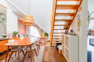 Het appartement is gelegen op de <strong>tweede verdieping </strong>van een aangenaam en kleinschalig gebouw. Er is <strong>geen lift </strong>aanwezig, waardoor het appartement enkel via de trap bereikbaar is.<br />Via de inkomhal kom je binnen in de <strong>gezellige leefruimte</strong>. De woonkamer is voorzien van een <strong>mooie parketvloer</strong> en sluit rechtstreeks aan op de keuken. Vanuit de keuken heb je toegang tot het<strong> eerste terras. </strong>Verder beschikt het appartement over een badkamer met ligbad, douche en lavabo, een praktische berging en <strong>een ruime slaapkamer</strong>.<br />Een extra troef is het <strong>dakterras,</strong> dat bereikbaar is via een bijkomende trap. Hier beschik je bovendien over een extra berging, ideaal voor het opbergen van fietsen, tuinmeubilair of andere spullen.<br /><br />Ook parkeren is hier geen probleem: in de ondergrondse parking beschikt het appartement over <strong>één autostaanplaats</strong>, inbegrepen in de huurprijs.<br />Het appartement is <strong>beschikbaar vanaf 01/12/2026. </strong><br /><br /><strong>Huurprijs: € 850/maand + vaste kosten: € 50/maand<br />Provisie water: € 20/maand</strong><br /><em>Gas en elektriciteit zijn individuele tellers.</em><br /><br />Interesse in een bezoek? Stuur dan een <strong>e-mail naar cvg@claves.be</strong> of neem telefonisch contact op via 03/502.98.74.