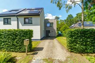 <p>Vragen of interesse? Contacteer Dimitry via dimitry@copandi.be of 0493 37 27 43.</p><p></p><p>In de rustige en gegeerde woonwijk Elshout, bevindt zich deze prachtig gerenoveerde gezinswoning, waar ruimte, comfort en energiezuinigheid hand in hand gaan. Met een bewoonbare oppervlakte van ca. 180 m² op een perceel van 483 m² en de mogelijkheid om de zolder verder af te werken tot een totale woonoppervlakte van ca. 220 m², biedt deze woning alle ruimte om mee te groeien met jouw woonwensen.</p><p>Bij het betreden van de woning word je verwelkomd in een ruime inkomhal met gastentoilet. De lichtrijke leefruimte vormt samen met de volledig uitgeruste keuken het hart van de woning en creëert een aangename leefomgeving waar natuurlijk licht en een open gevoel centraal staan. Aansluitend zorgen de praktische bijkeuken en ingebouwde berging voor extra comfort in het dagelijkse leven.</p><p></p><p>Op de verdieping bevinden zich drie volwaardige slaapkamers en een stijlvolle badkamer. Dankzij de uitbreidingsmogelijkheden op de zolderverdieping kan eenvoudig een extra slaapkamer, bureau of hobbyruimte worden gecreëerd.</p><p></p><p>De woning werd in 2018 grondig gerenoveerd met bijzondere aandacht voor kwaliteit en duurzaamheid. Zo beschikt ze over een EPC-label A, zonnepanelen, vloerverwarming op het gelijkvloers en in de badkamer, een condenserende ketel die reeds voorbereid is op een warmtepomp, een domoticasysteem voor de verlichting, regenwaterrecuperatie voor de toiletten en een laadpaal.</p><p></p><p>Ook buiten is het aangenaam vertoeven. De tuin met overkapping en tuinberging vormt een ideale plek om in alle rust van het buitenleven te genieten. De rustige, kindvriendelijke ligging maakt het plaatje compleet.</p><p></p><p>Een instapklare, energiezuinige gezinswoning waar hedendaags wooncomfort, kwalitatieve afwerking en uitbreidingspotentieel samenkomen op een uitstekende locatie in Schoten.</p>