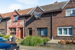 <p>Deze charmante gesloten woning, op een perceel van 235m2 in de Sint Kathelijnestraat te Boom, bevindt zich in een zeer <strong><em>kindvriendelijke en aangename woonomgeving</em></strong>!  Tegenover de deur ligt een speelplein dat direct toegang geeft tot het Provinciaal recreatiedomein De Schorre.  Gelegen in een rustige omgeving in een enkelrichtingsstraat, biedt dit pand de ideale balans tussen rust en bereikbaarheid met nabijgelegen voorzieningen zoals winkels, scholen en het openbaar vervoer.  Er is voldoende parkeergelegenheid in de straat.  Achteraan het perceel ligt een servitudeweg. <br /><br />Gebouwd in 1926 en gerenoveerd in 1985, combineert deze woning karakter met moderne levensgemak. Het <em><strong>EPC</strong></em> heeft een goede score <em><strong>(Label C</strong></em>).  Het dak werd geïsoleerd, de badkamer recent vernieuwd en er is een nieuwe CV condensatieketel van 2025.   De indeling omvat op het <em>GELIJKVLOERS</em> een inkomhall, een woonkamer, een open ingerichte keuken, een nieuwe badkamer en een berging.  Op het <em>1e VERDIEP</em> zijn een hall en 2 slaapkamers, op het <em>2e VERDIEP</em> nog een zolderkamer.  Verder is er een KELDER aanwezig.  De tuin is oost-gericht en aangelegd met een tuinberging, een deels overdekt ruim terras en beplantingen.<br /> </p>

<p>Het huis is <strong>goed onderhouden</strong> en biedt tal van mogelijkheden om het naar uw eigen smaak en wensen aan te passen. Ontdek de mogelijkheden die deze woning te bieden heeft en neem vandaag nog contact met ons op voor een bezichtiging ter plaatse op ons nummer 03 459 99 99 of via info@leximmo.be!</p>