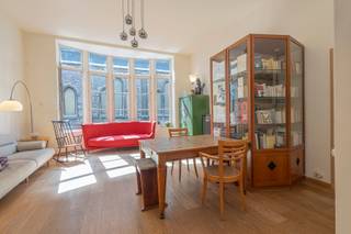 <p><strong>Instapklaar appartement met 3 slaapkamers en 2 badkamers !</strong><br />Ontdek dit uitzonderlijk authentieke appartement in een statig herenhuis, waar karakter en hedendaags comfort harmonieus samenkomen.<br />Gelegen in een kleinschalige en uitstekend onderhouden mede-eigendom, werd het appartement in 2011 grondig gerenoveerd met respect voor de authentieke elementen en het unieke karakter van het pand.<br />Bij het betreden van het appartement komt u in een inkomhal met apart toilet, die u verder leidt naar de open, volledig ingerichte keuken en de bijzonder ruime, lichtrijke leefruimte. De grote raampartijen zorgen voor een overvloed aan natuurlijk licht en benadrukken de warme sfeer, terwijl de authentieke parketvloer en charmante details het geheel een unieke uitstraling geven.</p><p>Het appartement beschikt over twee volwaardige slaapkamers, elk met een mezzanine. Daarnaast is er een extra bureauruimte/slaapkamer met mezzanine, ideaal als thuiswerkplek of hobbyruimte. Verder zijn er een badkamer, een douchekamer en een praktische berging voorzien.<br />Ook is er een privatieve kelderruimte.</p><p>De ligging is een absolute troef: op een steenworp van Tour &amp; Taxis, op wandelafstand van het L28-park en met een uitstekende bereikbaarheid dankzij nabijgelegen metro- en busverbindingen.</p><p><br />Extra troeven:</p><ul><li><p>gunstig EPC (klasse D)</p></li><li><p>conforme elektrische keuring</p></li><li><p>recente gasketel (2026)</p></li><li><p>zeer lage gemeenschappelijke lasten<br />Kortom, een unieke opportuniteit voor wie op zoek is naar een stijlvol appartement met karakter op een topligging.</p></li></ul><p><strong>Interesse?</strong> Plan vandaag nog uw bezoek in via de website van Living Stone!</p>
